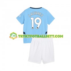 3-13 år Barn Manchester City drakt Julian Alvarez 19 Hjemme 2024-2025 Korte Ermer 3-13 år Barn Manchester City drakt Julian Alvarez 19 Hjemme 2024-2025 Korte Ermer