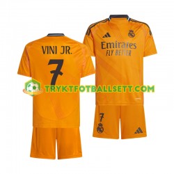 3-13 år Barn Real Madrid drakt VINI JR 7 Borte 2024-2025 Korte Ermer 3-13 år Barn Real Madrid drakt VINI JR 7 Borte 2024-2025 Korte Ermer