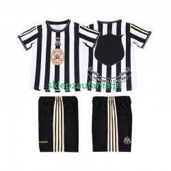 3-13 år Barn Newcastle United drakt 1997 Retro Hjemme 1999 Korte Ermer 3-13 år Barn Newcastle United drakt 1997 Retro Hjemme 1999 Korte Ermer