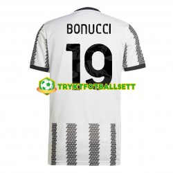 Herre Juventus drakt Bonucci 19 Hjemme 2022-23 Korte Ermer Herre Juventus drakt Bonucci 19 Hjemme 2022-23 Korte Ermer