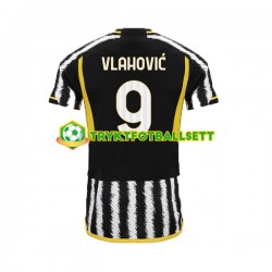 Herre Juventus USA drakt Dn Vlahovic 9 Hjemme 2023-2024 Korte Ermer Herre Juventus USA drakt Dn Vlahovic 9 Hjemme 2023-2024 Korte Ermer