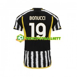Herre Juventus drakt Leonardo Bonucci 19 Hjemme 2023-2024 Korte Ermer Herre Juventus drakt Leonardo Bonucci 19 Hjemme 2023-2024 Korte Ermer