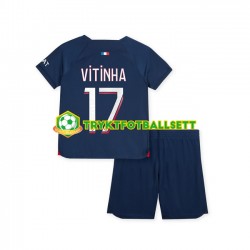 3-13 år Barn Paris Saint-Germain drakt Vitinha 17 Hjemme 2023-2024 Korte Ermer 3-13 år Barn Paris Saint-Germain drakt Vitinha 17 Hjemme 2023-2024 Korte Ermer
