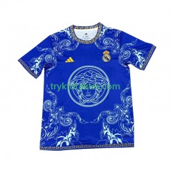 Herre Real Madrid drakt Versace Edition Hjemme 2024-2025 Blå Korte Ermer