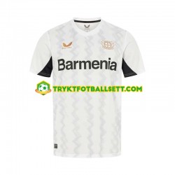Herre Bayer 04 Leverkusen drakt Borte 2024-2025 Korte Ermer Herre Bayer 04 Leverkusen drakt Borte 2024-2025 Korte Ermer