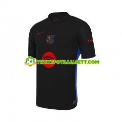 Herre FC Barcelona drakt UCL Font Borte 2024-2025 Korte Ermer Herre FC Barcelona drakt UCL Font Borte 2024-2025 Korte Ermer